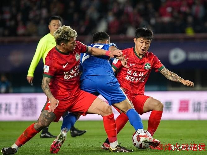 “足协杯巅峰对决:豪强争锋,黑马崛起?” “足协杯巅峰对决:豪强争锋,黑马崛起?”