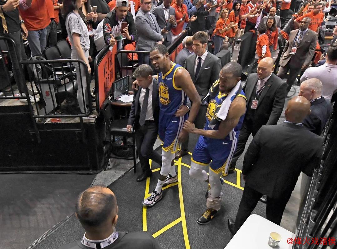 “输球后情绪失控？詹姆斯拒绝采访提前离场，杜兰特举动引关注”