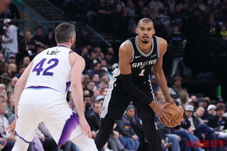 文班亚马26+13福克斯31分 马刺客场战胜爵士