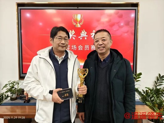 获奖嘉宾：张弘弢（左）颁奖嘉宾：孙晓彤（右）