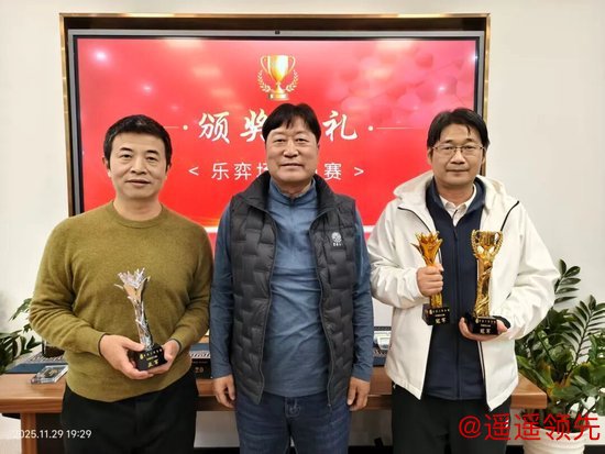 获奖嘉宾：刘长虎（左）张弘弢（右）颁奖嘉宾：吕顺 （中）