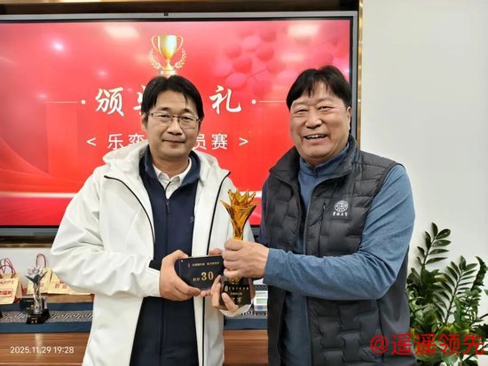 获奖嘉宾：张弘弢（左）颁奖嘉宾：吕顺 （右）